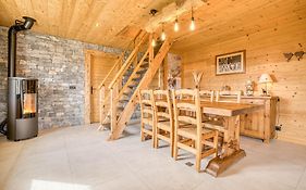 Le Chamois, Chez Le Charpentier D'Antan, La Chaleur Du Bois, Le Calme De La Campagne